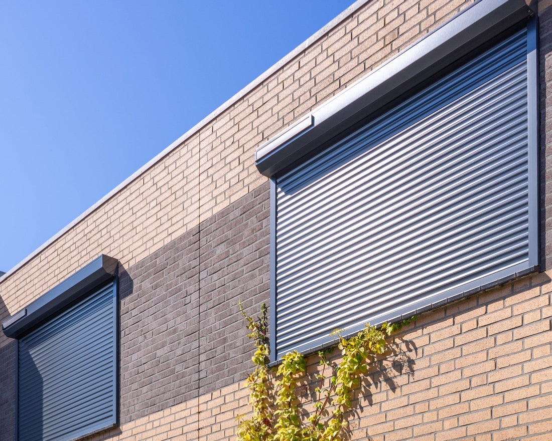 Vorbaurollladen mit Solarabtrieb in Anthrazit