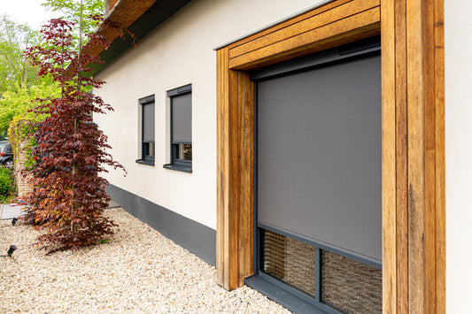 Duell am Fenster: Warum ZIP-Screens die Nase vorn haben gegenüber Raffstoren – Jetzt mit einem Pluspunkt für Renovierer!